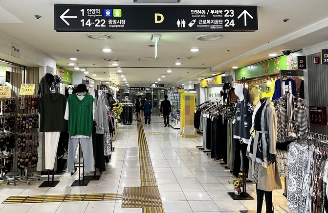 안내체계 디자인 개선사업을 마친 안양 일번가 몰 내부 모습.(사진=안양시청 제공)