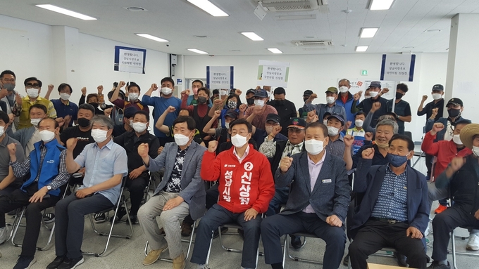 신상진 후보가 모란민속5일장 상인들과 간담회를 갖고 참석자들과 기념촬영을 하고 있다. (사진=신상진 후보 캠프 제공)