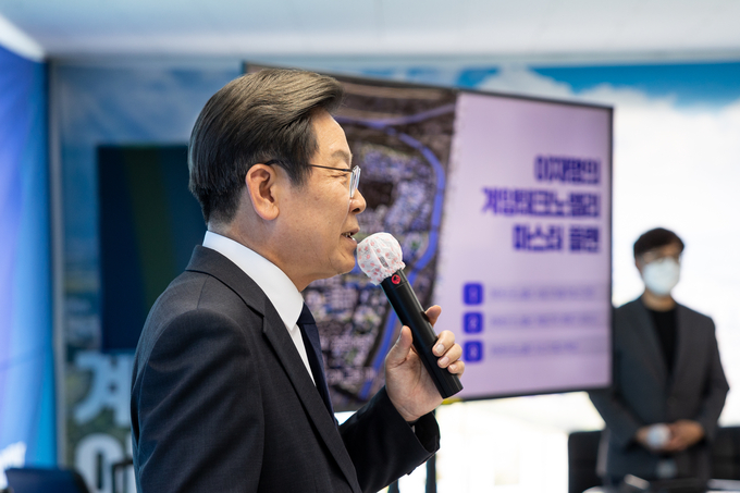 이재명 더불어민주당 인천 계양구을 국회의원 보궐선거 후보가 24일 캠프에서 기자회견을 열고, 계양테크노밸리 성공을 위한 마스터플랜을 발표하고 있다. ( 사진 = 이재명 후보 캠프 제공 )