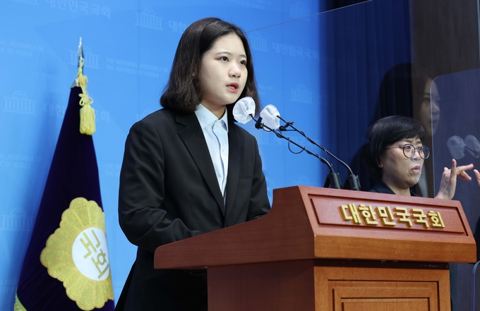 박지현 더불어민주당 공동비상대책위원장이 24일 서울 여의도 국회 소통관에서 대국민 호소 기자회견을 하고 있다. (사진=연합뉴스 제공)