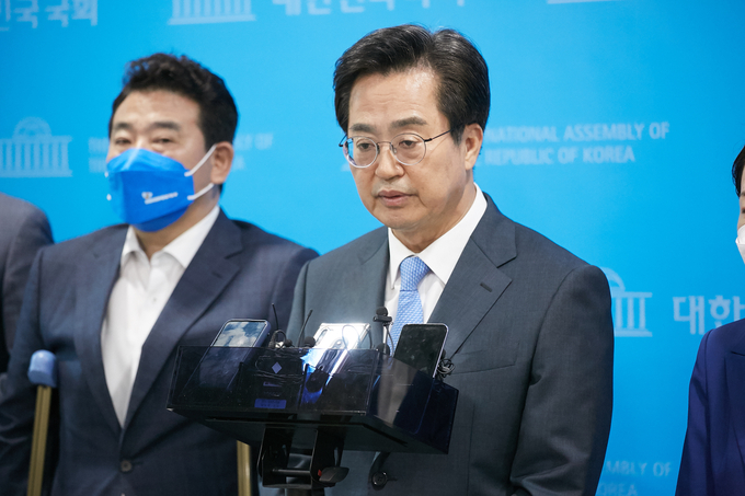 더불어민주당 김동연 경기지사 후보가 6·1 지방선거를 일주일여 앞두고 “기득권이 된 민주당에 대해 국민께 용서를 구하고 낮은 곳으로 들어가 당의 변화를 만들어낼 씨앗이 되겠다”며 정치개혁 의지를 천명했다. (사진=김동연 후보 캠프 제공)