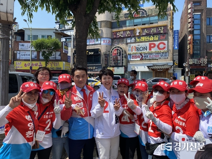 백영현 포천시장 후보와 김은혜 경기도지사 후보가 합동 유세 후 지지자들과 기념촬영하고 있다. (사진=백영현 후보 캠프 제공)
