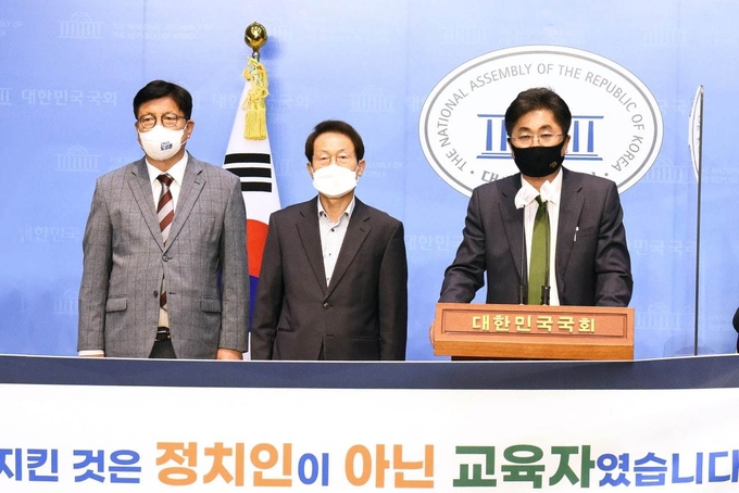 6·1 지방선거에 출마한 수도권 진보진영 교육감 후보들이 24일 여의도 국회의사당 기자회견실에서 공동기자회견을 열고 “수도권에서 공교육의 대전환을 책임지겠다”고 밝혔다. (사진=후보 캠프 제공)