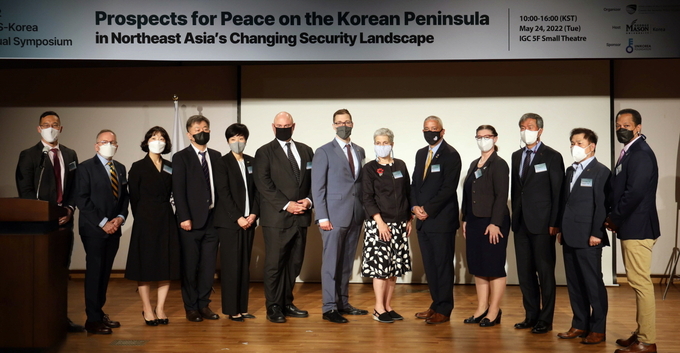 국제안보 심포지엄 참석자들이 기념촬영을 하고 있다. ( 사진 = 한국조지메이슨대 제공 )