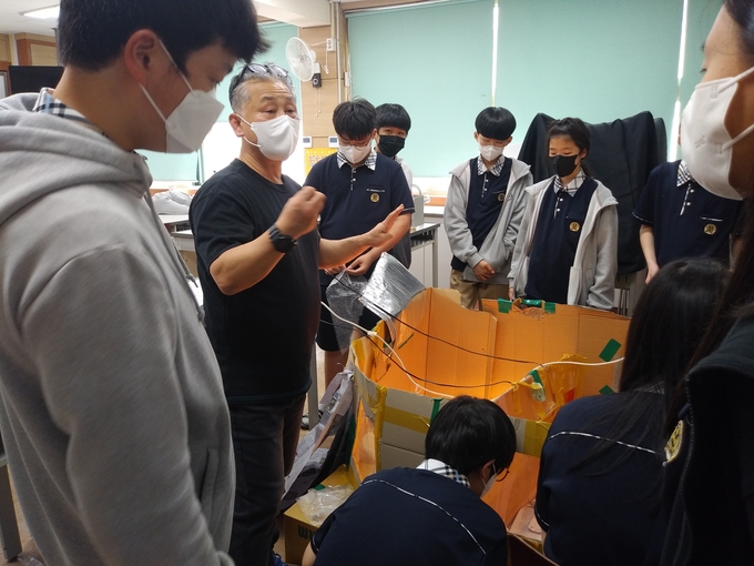 파평중학교의 지역 어르신과 함께하는 세대공감 활동 모습(사진=파주교육지원청 제공)