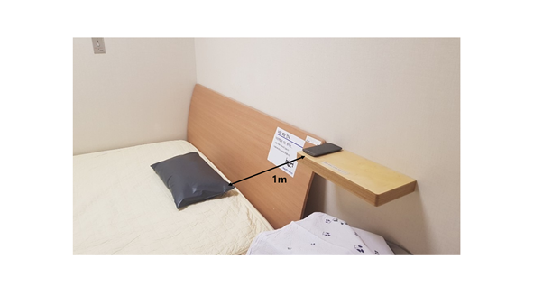 침대 머리맡에 스마트폰을 두고 수면을 취하면 수면무호흡증 여부를 진단할 수 있다. (사진=분당서울대병원 제공)