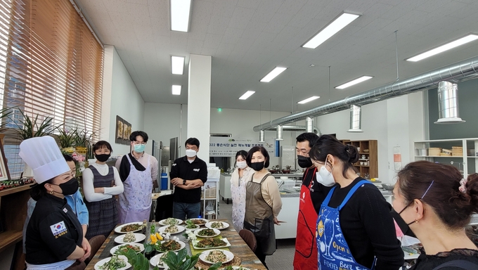좋은식단 실천 메뉴개발 프로젝트 참가자들이 전문가로부터 요리에 대한 설명을 듣고 있다. ( 사진 = 부평구 제공 )