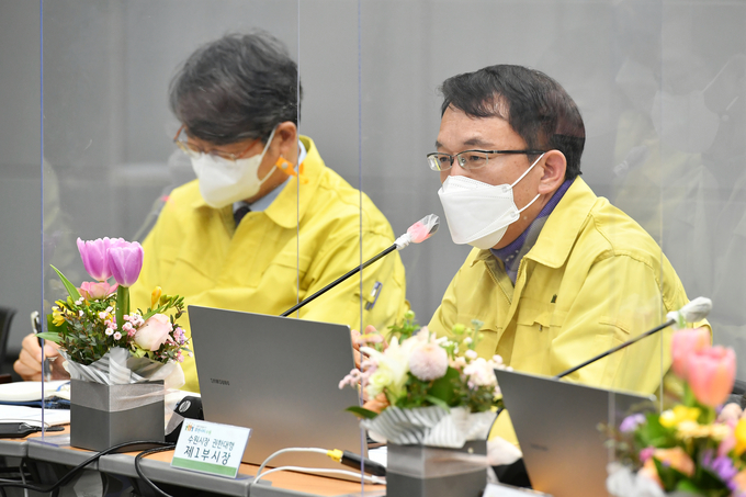 조청식 수원시장 권한대행이 회의에서 발언하고 있는 모습. (사진=수원시 제공)