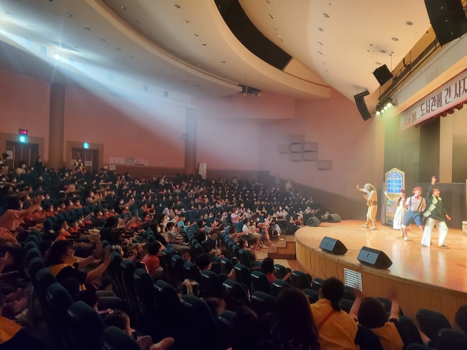 어린이 전용 뮤지컬 ‘도서관에 간 사자’ 공연 현장.(사진=남양주시 제공)