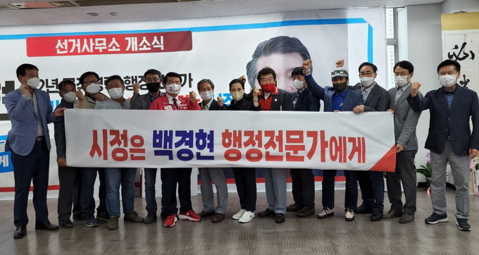 전국퇴직자노동조합 경기도지부 및 구리지부 조합원들이 백경현 국민의힘 구리시장 후보에 대한 지지를 선언했다.(사진=백경현 후보 캠프 제공)