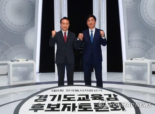 경기도교육감 임태희(왼쪽), 성기선(오른쪽) 후보가 25일 오전 '제8회 전국동시지방선거 경기도 교육감 후보자 토론회'에 참석했다. (사진=연합뉴스 제공)