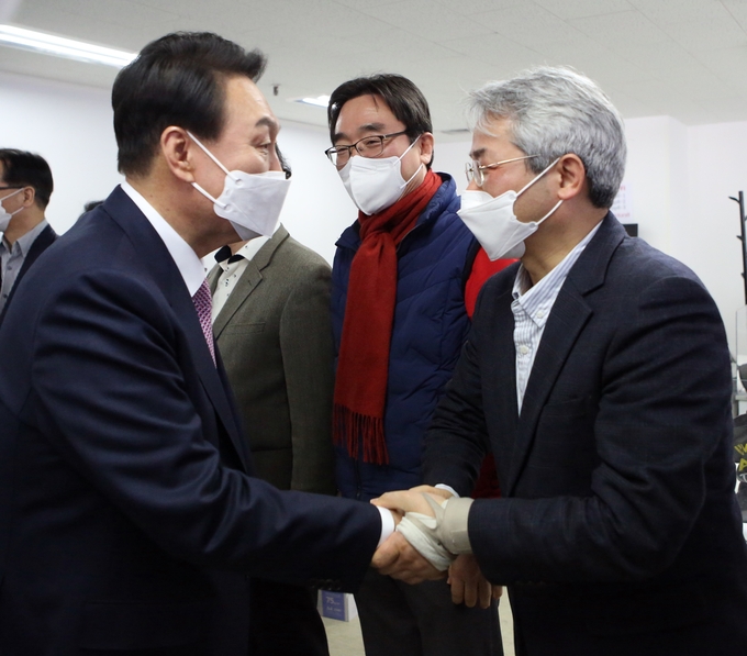 윤석열 대통령과 이동환 고양시장 후보가 인사를 하는 모습.(사진=이동환 고양시장 후보 캠프 제공)