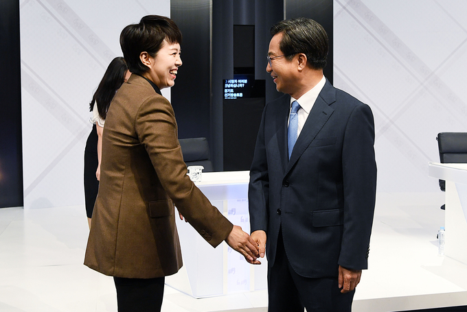김은혜 국민의힘 후보와 김동연 더불어민주당 후보가 지난 23일 서울 마포구 SBS 스튜디오에서 열린 경기도선거방송토론위원회 주관 제8회 전국동시지방선거 경기도지사 후보자 토론회에서 인사하고 있다. (사진=연합뉴스 제공)