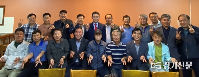 포천시 퇴직 공무원 30여명이 백영현 후보 지지 선언을 했다. (사진=백영현 후보 캠프 제공)