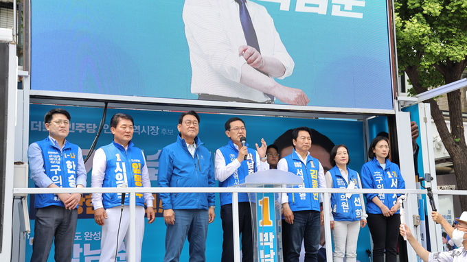 박남춘 더불어민주당 인천시장 후보가 25일 서구 가좌동에서 구청장 및 시·구의원 후보들과 집중유세를 하고 있다. ( 사진 = 박남춘 후보 캠프 제공 )