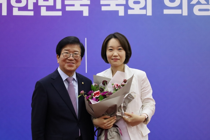 더불어민주당 이소영 의원(의왕·과천)이 지난 25일 국회의사당에서 열린 제74주년 국회개원기념식에서 '대한민국 국회 의정대상'을 수상했다.