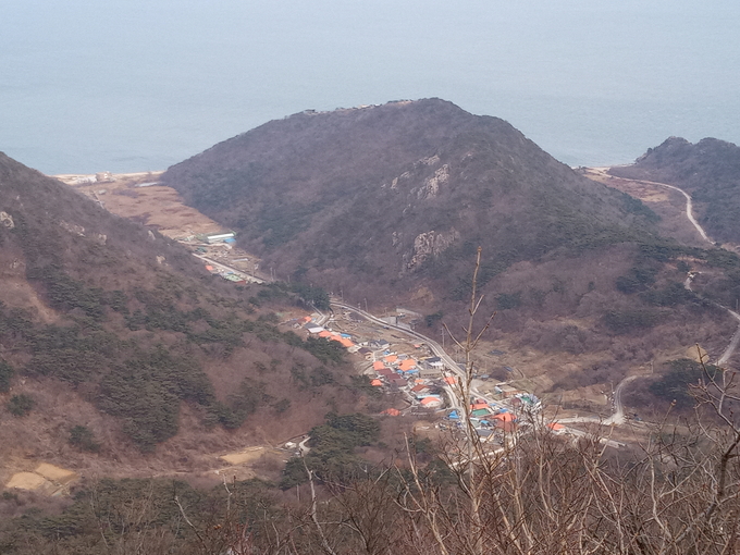 삼각산에서 내려다본 고주동.