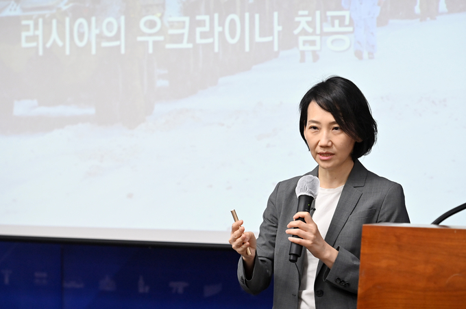 인천 공직자 아카데미에서 강연 중인 김지윤 박사. ( 사진 = 인천시 제공 )