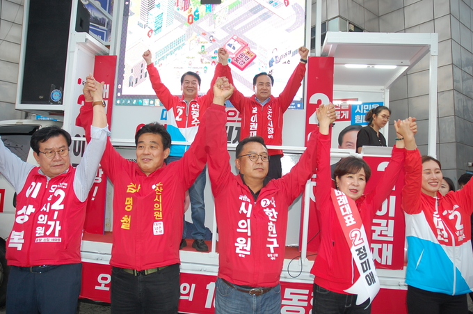 이권재 오산시장 후보(국민의힘)와 안철수 국회의원 후보(성남분당갑)가 25일 오후6시 오산시에서 열린 합동유세에서 ‘권재마을 메타버스’ 사이버 선거운동을 시연하며, 미래도시 오산과 분당을 함께 만들 것을 결의했다.(사진=이권재 오산시장 후보 사무실 제공)