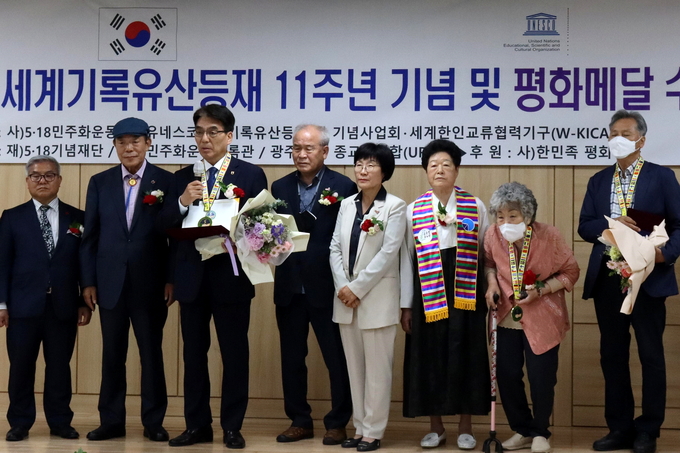 박상규 이사장(왼쪽에서 세 번째)이 김영진 이사장으로부터 평화메달을 수여받고 수여자를 대표해 인사말을 하고 있다.(사진=한신대학교 제공)