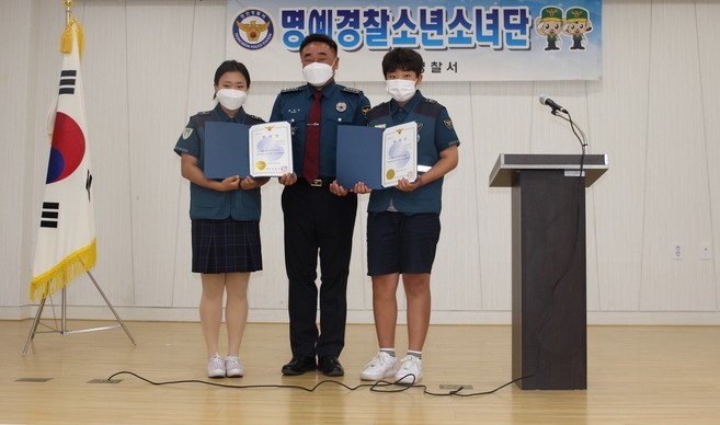 연천경찰서(서장 황세영)는 지난 25일 연천중학교를 방문해 명예경찰소년소녀단 발대식을 개최했다.(사진= 연천경찰서 제공)<br>