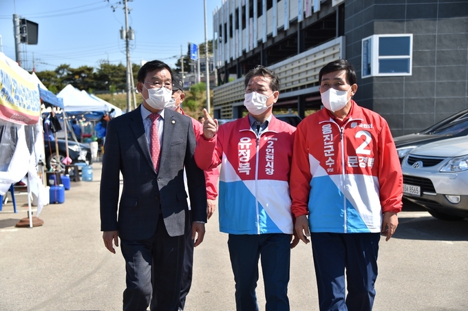 영흥수협수산물직판장 화재현장에 방문한 유정복 인천시장 후보와 문경복 옹진군수 후보.