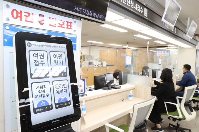 안양시가 여권 민원실에 설치한 지능형 순번시스템 모습.(사진=안양시청 제공)