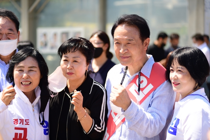 임태희 경기도교육감 후보가 26일 유세 현장에서 지지자들과 기념사진을 촬영하고 있다. (사진=후보 캠프 제공)