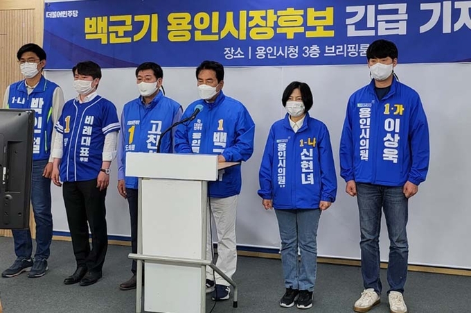 백군기 더불어민주당 후보는 26일 이상일 국민의힘 후보에 대해 “허위사실 공표에 대한 책임을 지고 사퇴하라”고 주장하고 있다.(사진=백군기 더불어민주당 후보 캠프 제공)