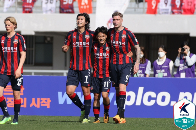 수원FC가 지난시즌과 같은 공격력을 회복할 수 있을지 관심을 모은다. (사진=한국프로축구연맹 제공)