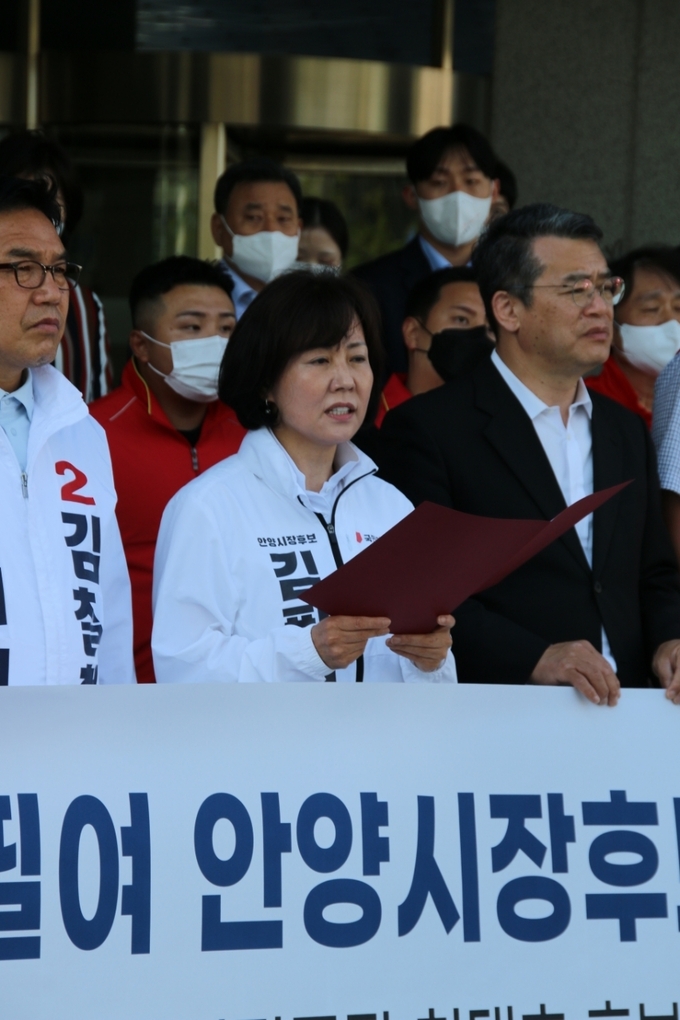 김필여 국민의힘 안양시장 후보가 안양시청에서 기자회견을 갖고 회견문을 읽고 있다.(사진=김필여 안양시장 후보 캠프)