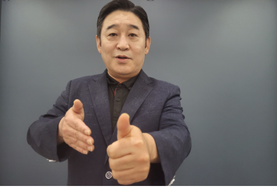 공약집 촬영 중인 조성현 수어 통역사 (사진=김동연 캠프 제공)