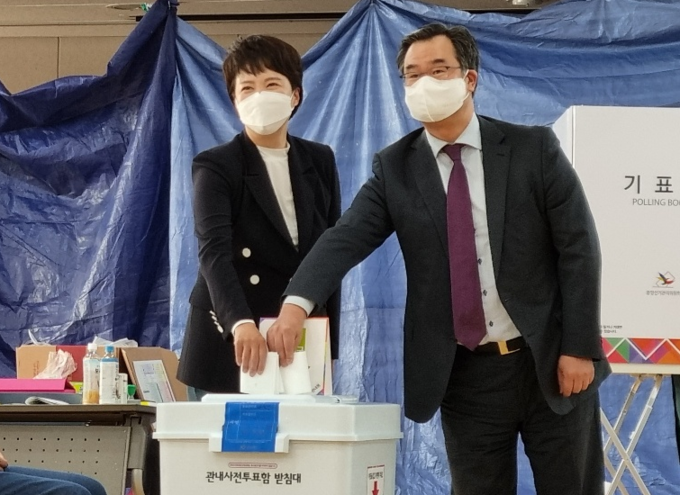 27일 오전 6시20분 성남시 분당구 운중동 행정복지센터 사전투표소. 이날 김은혜 후보는 이번 지방선거 기간 중 처음으로 배우자인 유형동 변호사와 함께 모습을 드러냈다. (사진=허수빈 기자)