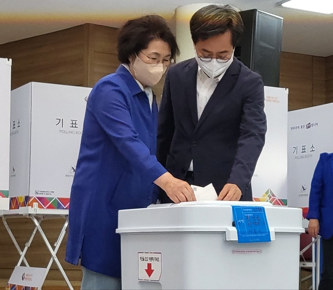 27일 오전 7시10분 수원시 영통구 경기도청 광교신청사 인근 광교1동 행정복지센터 사전투표소. 김동연 더불어민주당 경기지사 후보와 배우자 정우영 씨는 이곳에 들어서자마자 투표 사무원들과 반갑게 악수하며 인사를 나눴다. (사진=김혜진 기자)