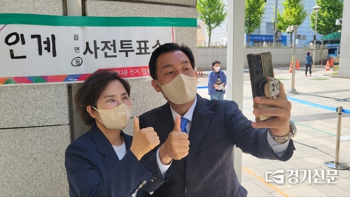 이재준 더불어민주당 수원특례시장 후보가 27일 오전 수원시청 별관에서 사전투표를 마치고 부인 이지영씨와 함께 인증샷을 남기고 있다. (사진=김한별 기자)