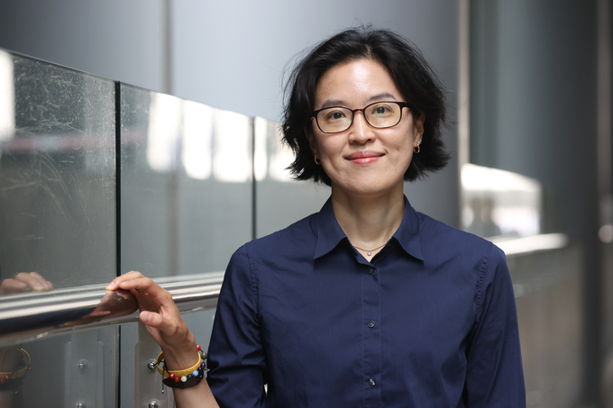 문학상 '부커상' 최종 후보 정보라 작가. 영국 최고 권위의 문학상인 부커상 인터내셔널 부문 최종 후보에 오른 정보라 작가가 지난 12일 서울 종로구 연합뉴스 사옥에서 인터뷰에 앞서 포즈 취하고 있다. 정보라의 '저주 토끼'(Cursed Bunny)는 부커상 인터내셔널 부문 최종 후보 6편에 포함됐다. (사진=연합뉴스)
