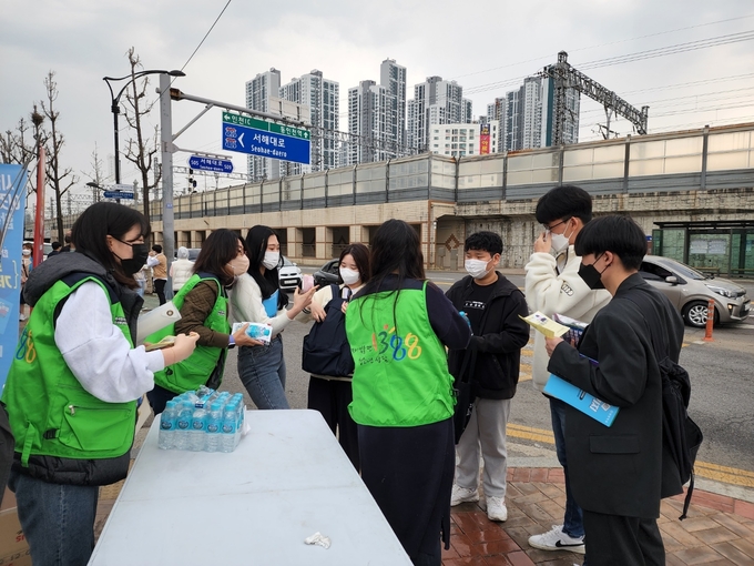 시흥시 청소년지원센터 꿈드림은 검정고시로 학력 취득에 성공한 학교밖청소년들의 자립 지원을 위해 진로 자립 모형을 개발해 운영하고 있다.(사진=시흥시 제공)