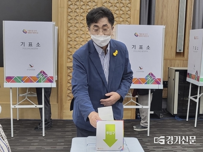 성기선 경기도교육감 후보가 27일 수원시청 별관 1층에서 사전투표를 했다. (사진=김한별 기자)
