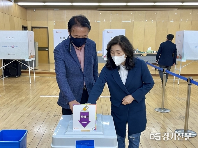 임태희 경기도교육감 후보가 27일 판교동 행정복지센터에서 부인 권혜정씨와 사전투표를 했다. (사진=강현수 기자)