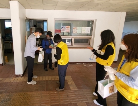 군포시니어클럽 직원들이 ‘지역사회와 함께하는 방역 소독의 날 캠페인’을 하고 있다.(사진=군포시니어클럽 제공)