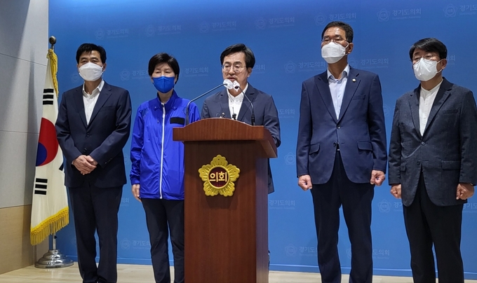 김동연 더불어민주당 경기지사 후보가 27일 오전 경기도의회 브리핑룸에서 백혜련, 김민기 의원 등과 함께 기자회견을 열고 “경기도의 신도시와 대규모 택지를 중심으로 학령 인구가 늘어나고 있다”며 “적기에 학교를 증설해 과밀학급 문제를 해소하고 학생들의 교육 여건을 개선하겠다”고 약속했다. (사진=김혜진 기자)