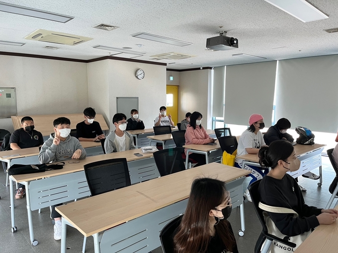 역사 수업 듣는 학생들.(사진=시흥시 제공)