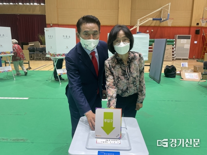 국민의힘 백영현 포천시장 후보가 배우자 유연미 여사와 사전투표를 하고 있다. (사진=백영현 후보 캠프 제공)