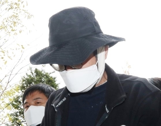 층간소음으로 갈등을 빚은 이웃 일가족 3명을 흉기로 다치게 한 혐의를 받는 피고인 A씨. (사진=연합뉴스 제공 )