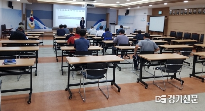 포천시 농업기술센터 교육장에서 '모바일 팩스 보내기 등 스마트폰 활용교육'이 실시되고 있다. (사진=고용노동부 의정부지청 제공)