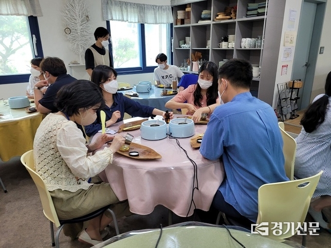 상담교사들이 포천 구절초 블랜딩 밤 만들기 체험을 하고 있다. (사진=포천교육지원청 제공)