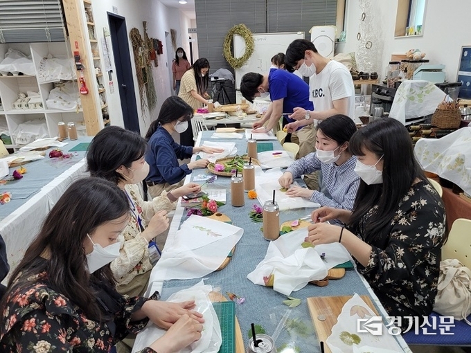 상담교사들이 풀꽃 손수건 물들이기 체험을 하고 있다. (사진=포천교육지원청 제공)