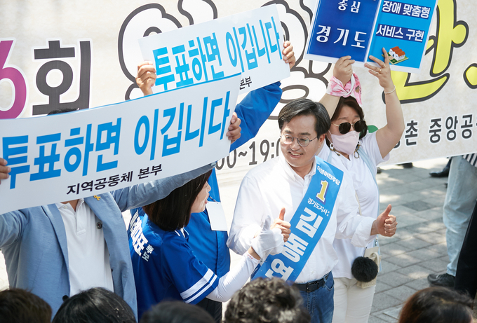김동연 더불어민주당 경기지사 후보는 6·1 지방선거 사전투표 첫날인 27일 아침 7시부터 밤 9시까지 12시간가량 수원·과천·군포·안양·광명·부천·시흥·안산 등 경기 남서부 지역을 종횡무진하며 유권자들에게 ‘한 표’를 호소했다. (사진=김동연 동행캠프 제공)