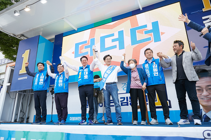 광명과 부천 유세에선 배우 이원종 씨도 지원사격에 나섰다. 이 씨는 “5년간 또 숨죽여 사실 건가”라며 “일반 도민들의 삶이 피부에 와 닿는 건 도지사와 지자체장의 역할이 훨씬 크다. 잘 뽑아서 즐겁게 살아야지 않겠나”라고 연설한 뒤 ‘김동연’을 힘차게 연호했다. (사진=박이선 수습기자)