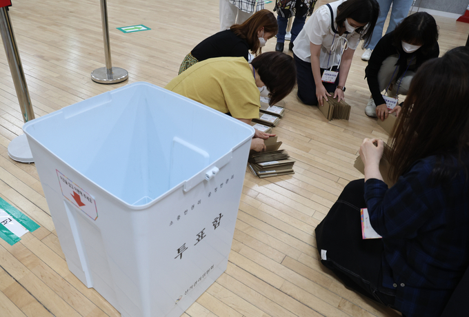  27일 중구 다산동 사전투표소에서 투표 종료 후 관계자들이 관외 투표용지를 정리하고 있다. (사진=연합뉴스)